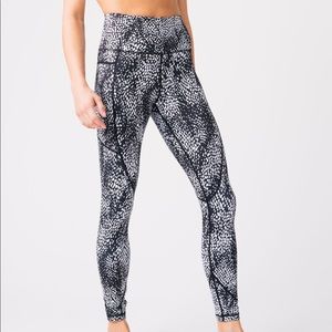ZYIA Black Viper Pocket Light n Tight Hi-Rise 7/8 24" leggings
